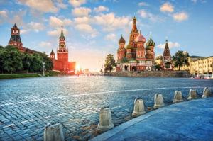 Roter Platz in Moskau mit Blick auf den Kreml und die Basilius-Kathedrale